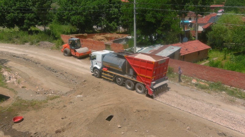 BOZÜYÜK’TE YOL DÜZENLEME ÇALIŞMALARI DEVAM EDİYOR