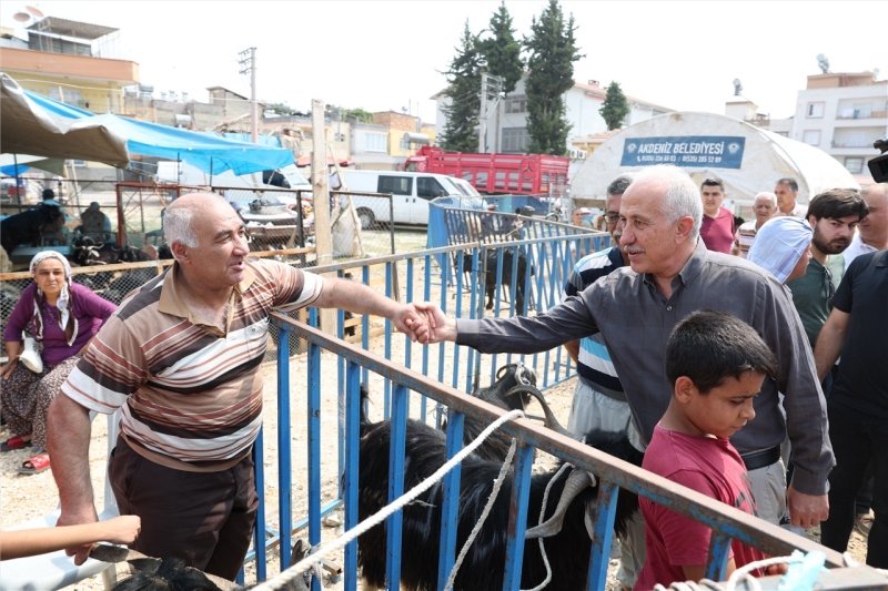 BAŞKAN GÜLTAK, KURBAN KESİM VE SATIŞ NOKTALARINI GEZDİ, VATANDAŞLARLA BAYRAMLAŞTI