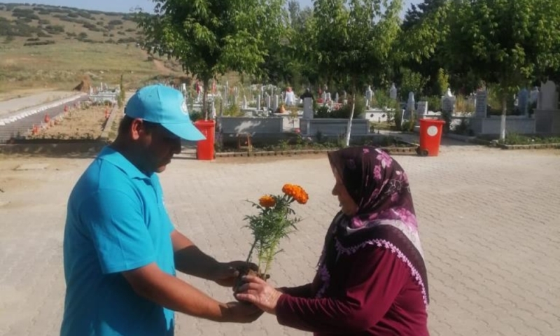 Kabir Ziyareti Yapan Vatandaşlara Büyükşehir’den Sıcak Karşılama