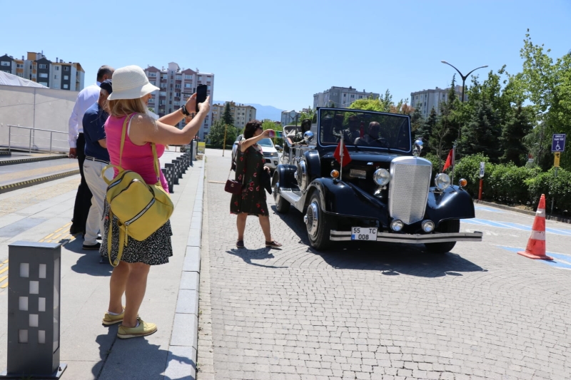 ATATÜRK’ÜN TÖREN ARABASI İZMİT’İN KURTULUŞ GÜNÜNDE HALKLA BULUŞUYOR