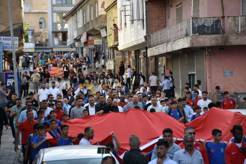 Tatvan’daki fuar açılışı renkli görüntülere sahne oldu.