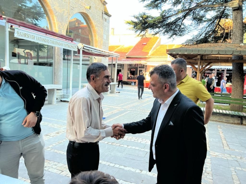 Belediye Başkanımız Serkan Koyuncu Çarşı Camii’nde Vatandaşlarımızla Bayramlaştı