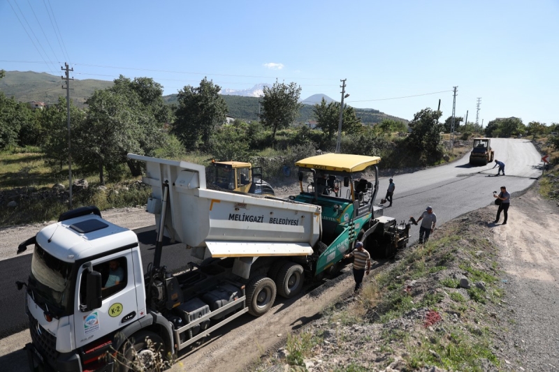 MELİKGAZİ ASFALT ÇALIŞMALARINA HIZ KESMEDEN DEVAM EDİYOR