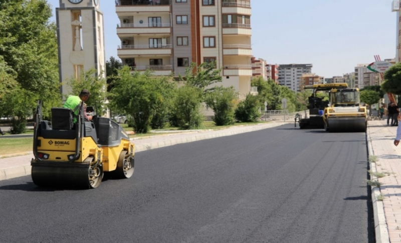 AKPİYAR MAHALLESİNDE YOLLAR SICAK ASFALTLA YENİLENİYOR