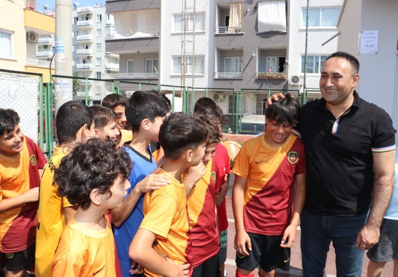 MAHALLE ZİYARETLERİNDE BAŞKAN YILMAZ’A ÇOCUKLARDAN YOĞUN İLGİ