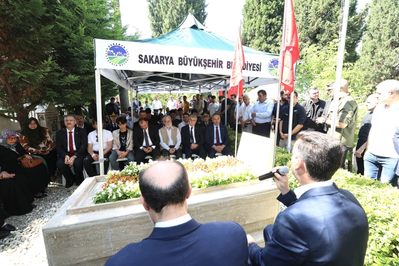 Yüce destanın yıldönümünde şehit polisin kabrinde: “Bu vatanın evlatları 7 yıl önce bugün hainlere büyük bir ders verdi”