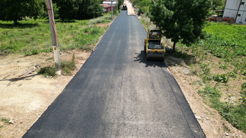 İZMİT BELEDİYESİ SARIŞEYH MAHALLESİNDEKİ ESKİ PARKE YOLU ASFALT KONFORUNA KAVUŞTURUYOR