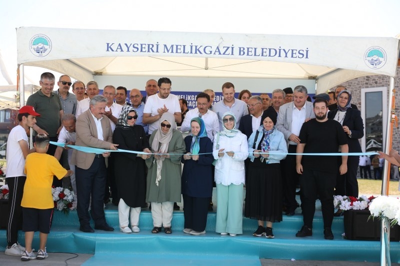 MİMARİSİYLE KAYSERİ’DE TEK OLAN SAÇMACI CAMİ İBADETE AÇILDI