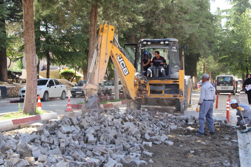 İlçemizin Ana Caddesi ve En Önemli Ulaşım Arteri Olan Atatürk Caddesi ile Demirel Bulvarı’nda Altyapı Çalışmalarına Başladık.