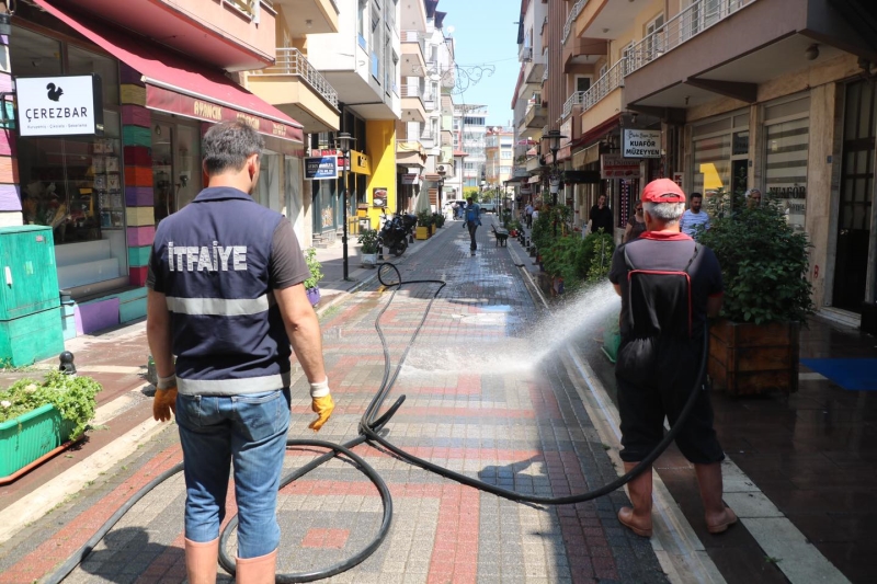 Belediye Ekiplerimiz cadde ve sokaklarda yıkama çalışmaların..