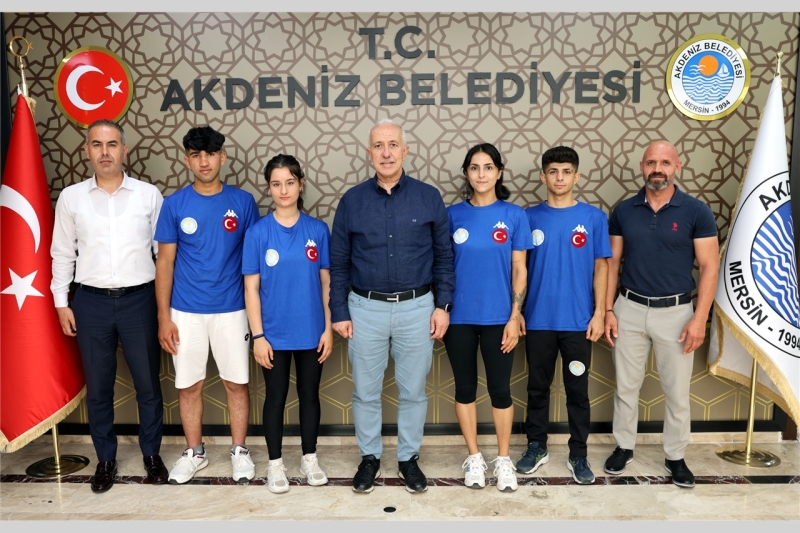 AKDENİZ’İN TÜRKİYE VE AVRUPA ŞAMPİYONU KİCK BOKSÇULARINDAN BAŞKAN GÜLTAK’A ZİYARET