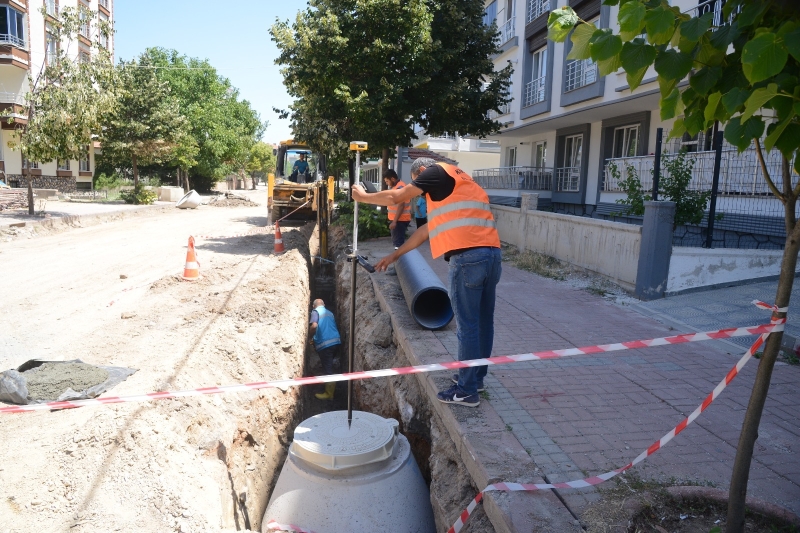 KADIHANI CADDESİ’NE YAĞMUR SUYU BORULARI YERLEŞTİRİLİYOR