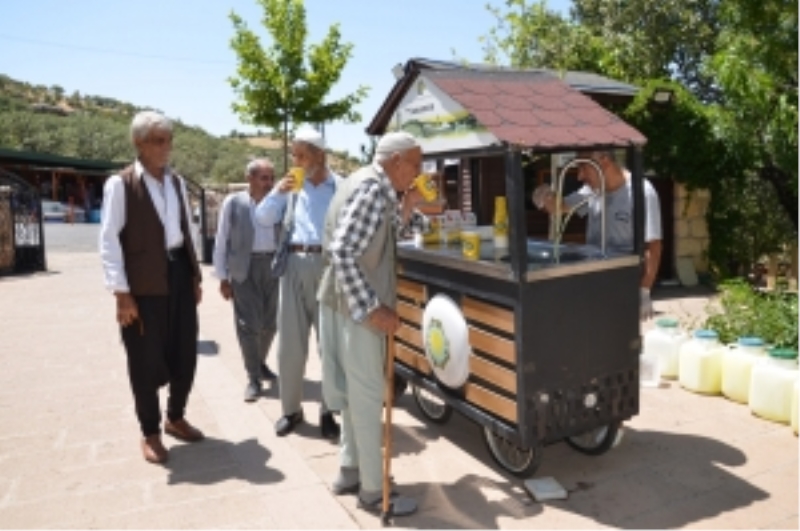 Sıcak havalarda vatandaşa limonata ikramı