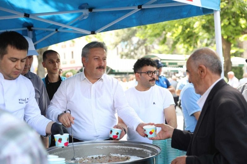 BAŞKAN PALANCIOĞLU, VATANDAŞLARA AŞURE İKRAM ETTİ