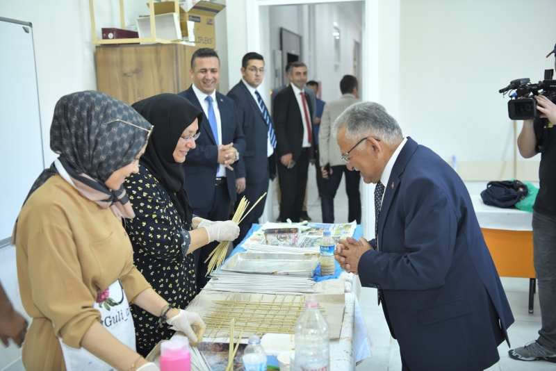 Büyükkılıç, Talas Sosyal Yaşam Merkezi’nde Kadın Kursiyerlerle Buluştu