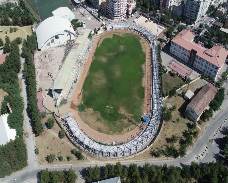 SİİRT’TE YAPIMI SÜREN MODERN STADYUMDA GECELERİDE MAÇLAR OYNANACAK