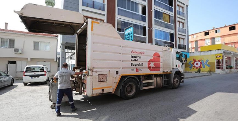 Bayraklı’nın sokaklarında yaz temizliği