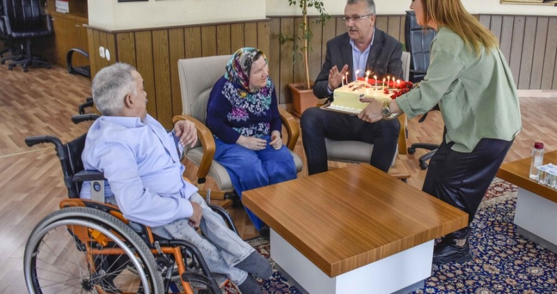 Karacabey’de görme engelli Zeynep Karakuş’un doğum günü isteğine en özel kutlama