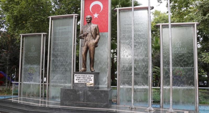 Atatürk heykelinin bakımı tamamlandı