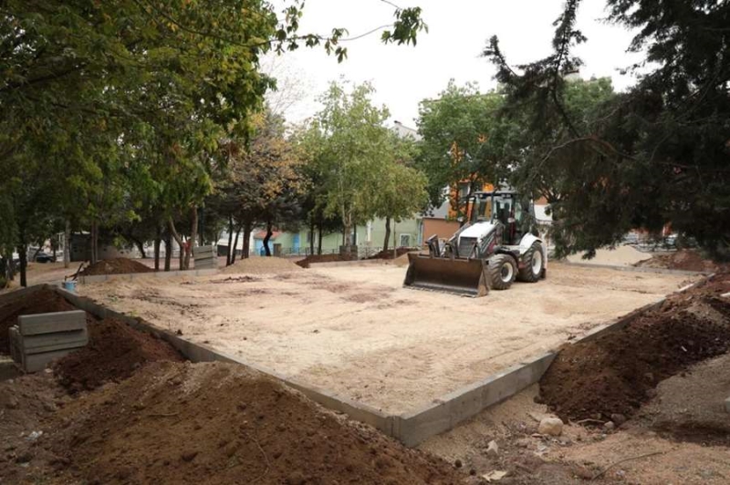 EMEK MAHALLESİ’NDE BULUNAN MEMİŞ DEDE PARKI YENİLENİYOR