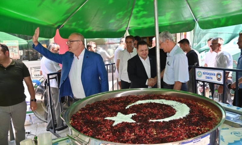 Başkan Ergün Alaybey ve Laleli’de Vatandaşlara Aşure Dağıttı