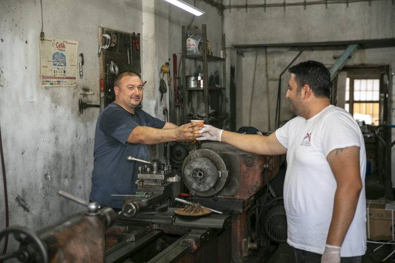 Sıcaktan Bunalan Emekçiler, Büyükşehir’in Buz Gibi Limonatasıyla Serinledi