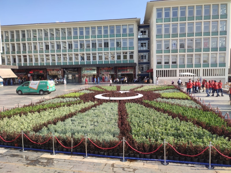 ANKARA BÜYÜKŞEHİR BELEDİYESİNDEN ULUS MEYDANI’NDA PEYZAJ ÇALIŞMASI