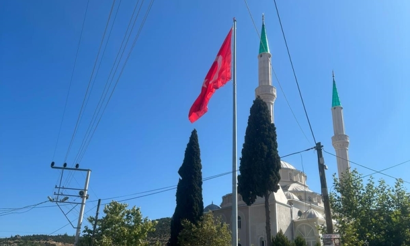 Ozanca’da Türk Bayrağı Göndere Çekildi