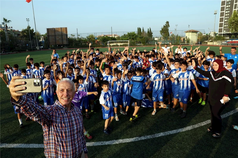 BAŞKAN GÜLTAK, GELECEĞİN FUTBOLCULARINI ZİYARET ETTİ