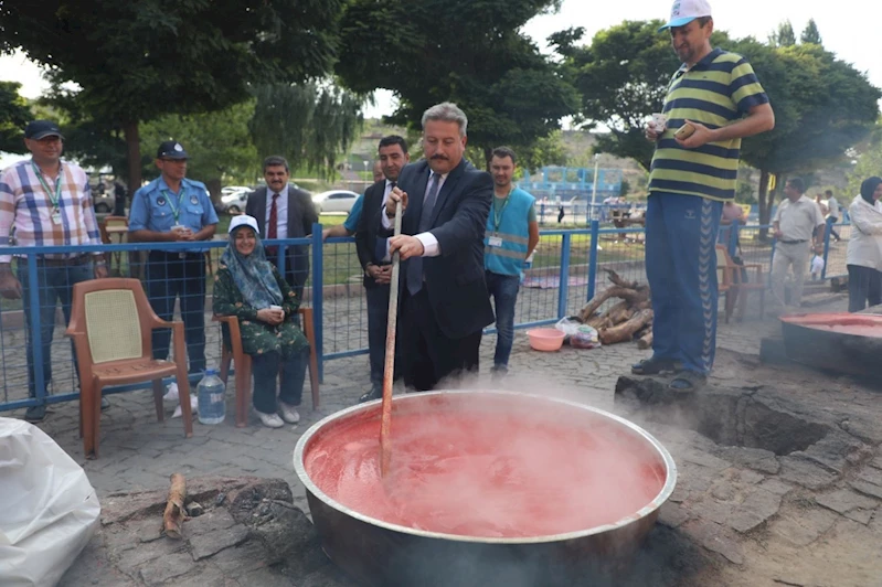 MELİKGAZİ’DE GELENEKSEL SALÇA KAYNATMA GÜNLERİ BAŞLIYOR