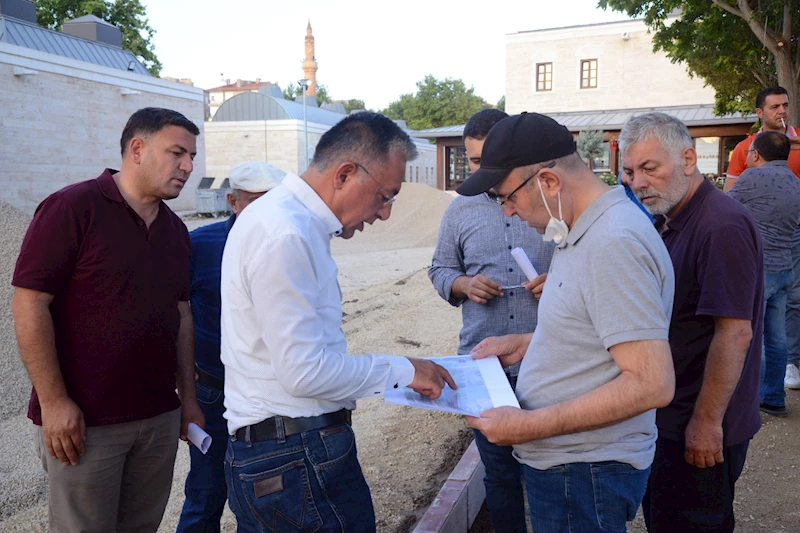 AHİ KÜLLİYESİ VE ZANAATKÂRLAR ÇARŞISI ETRAFINDAKİ DÜZENLEME ÇALIŞMALARI DEVAM EDİYOR