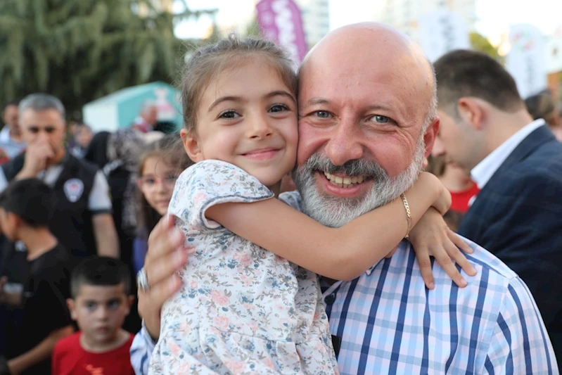 KOCASİNAN’IN SOKAK OYUNLARI ŞENLİĞİNDE BAŞKAN AMCA’YA SEVGİ SELİ