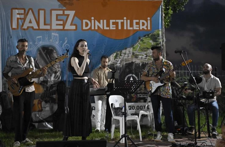 Falezlerde müzik ziyafeti devam ediyor