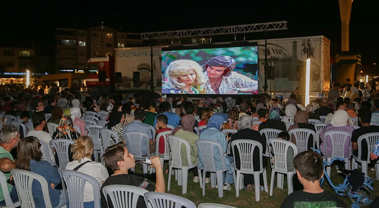 AÇIK HAVA SİNEMASINDA ‘YALANCI YARİM’ NOSTALJİSİ