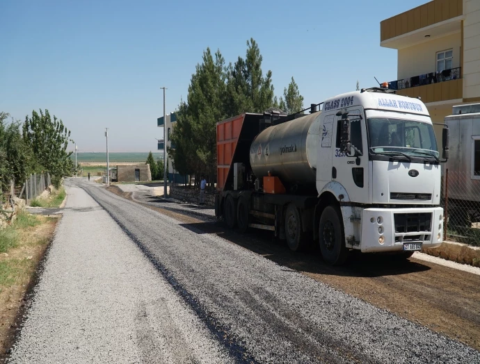 HALİLİYE KIRSALINDA SATHİ KAPLAMA ASFALT ÇALIŞMALARI SÜRÜYOR