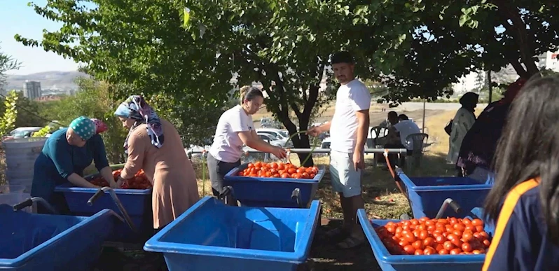 MELİKGAZİ’DE SALÇA KAYNATMA GÜNLERİNE YOĞUN İLGİ