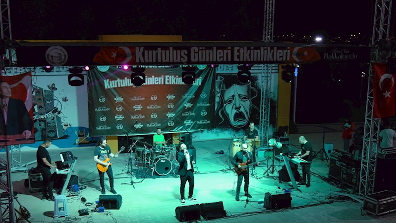 BOZÜYÜK’TE KURTULUŞ GÜNLERİ KONSERLERİ’NDE YUNUS EMRE SERT VE OSMAN SAVAŞ SEVENLERİYLE BULUŞTU