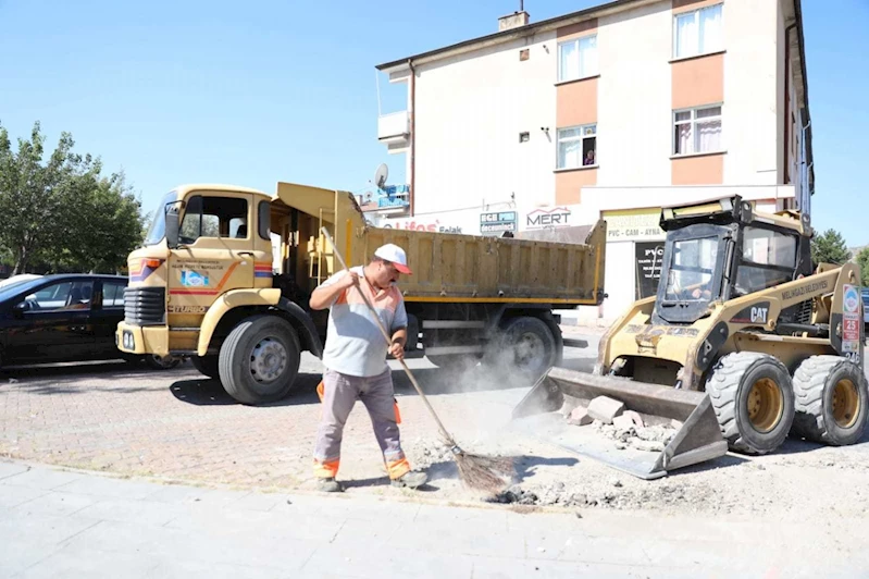 MELİKGAZİ, GÜZEL BİR ÇEVRE İÇİN MAHALLELERDE GENEL TEMİZLİK ÇALIŞMASINA BAŞLADI