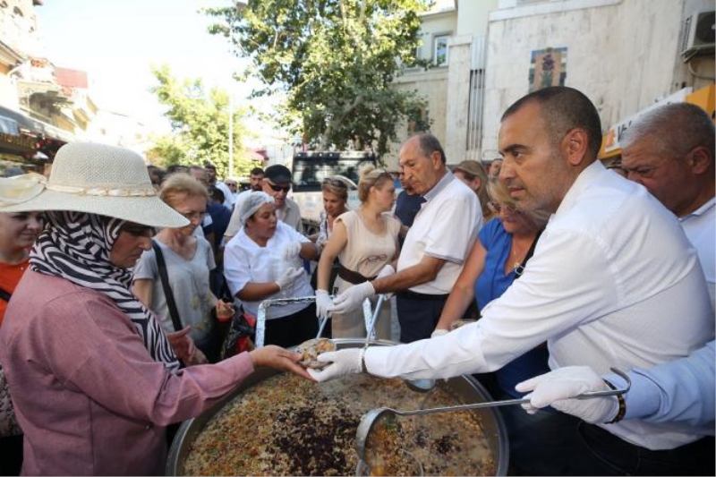 Konak’ta 5 Bin Kişiye Aşure