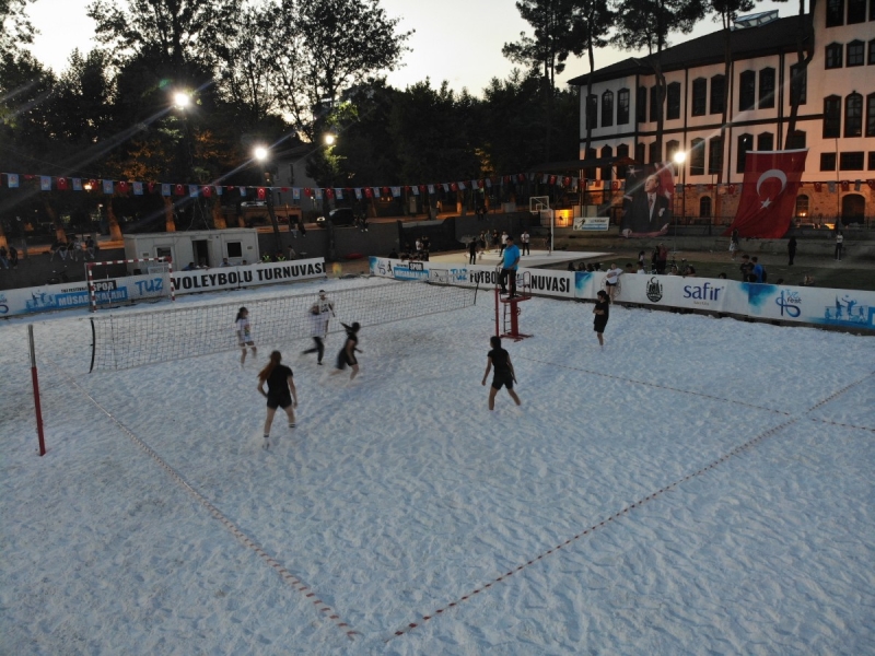 Tuz Sahada Voleybol Oynadılar