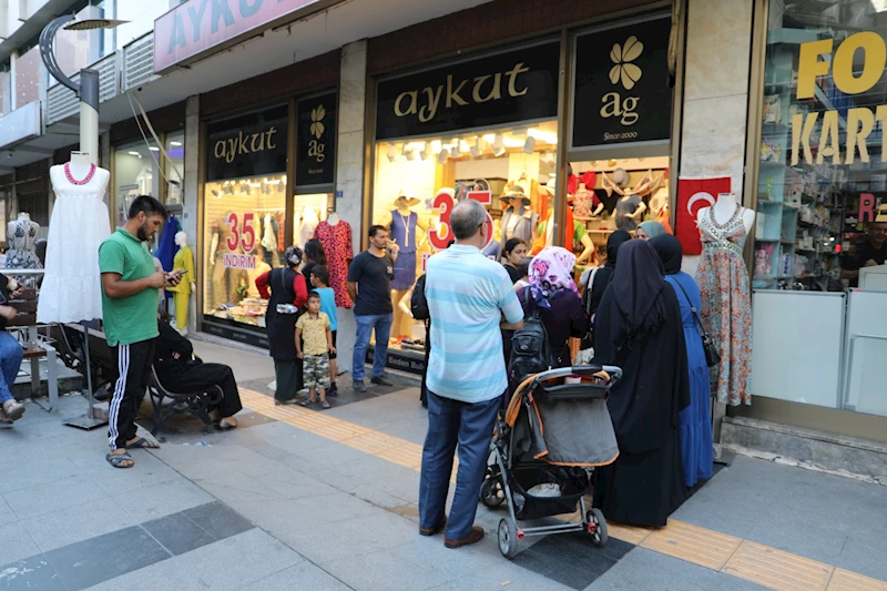 İZMİT BELEDİYESİNİN ‘TOPLU SÜNNET ŞÖLENİ’ İÇİN KIYAFET DAĞITIMLARI BAŞLADI