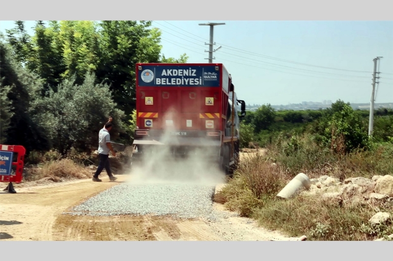 AKDENİZ’DE İMARLI YOL AÇMA VE SOĞUK ASFALT SERİM ÇALIŞMASI HIZ KAZANDI