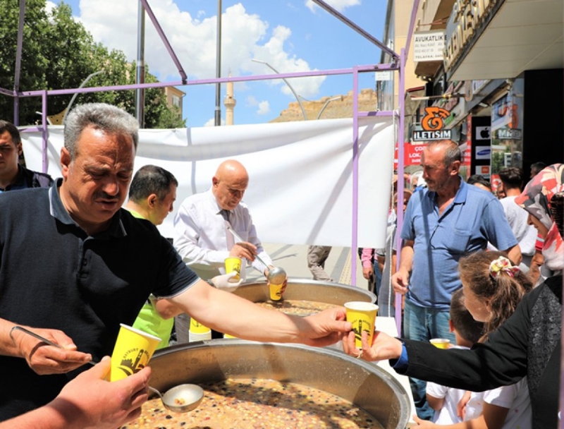 VATANDAŞLARIMIZA AŞURE İKRAMINDA BULUNDUK