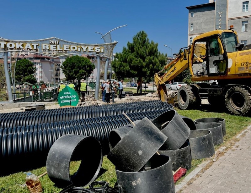 TOKAT BELEDİYESİNİN YAĞMUR SUYU HATTI ÇALIŞMALARI HIZ KESMİYOR