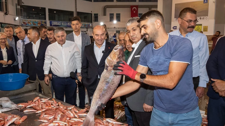 İzmirli balıkçılar sezonu açtı, siftahı Başkan Soyer yaptı