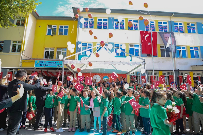 Vali Çiçek ve Başkan Büyükkılıç, Ders Zili Çalan Öğrencilerin Heyecanına Ortak Oldu