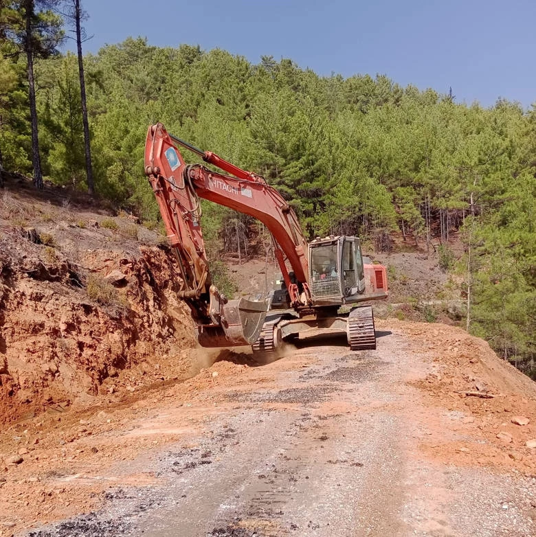 Alanya’nın kırsal yollarında bakım onarım çalışmaları sürüyor