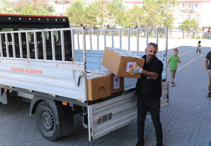 Keçiören’de öğrencilere kırtasiye seti hediye edildi