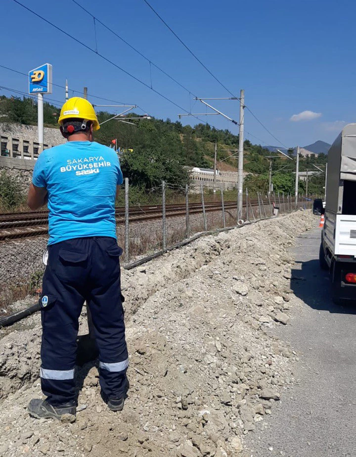 Büyükşehir Belediyesi Geyve’de iki bin metrelik içme suyu hattını yeniliyor