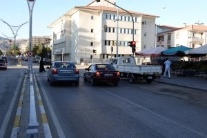 13 Şubat Caddesi üzerinde bulunan kavşakta sinyalizasyon sistemi kuruldu.